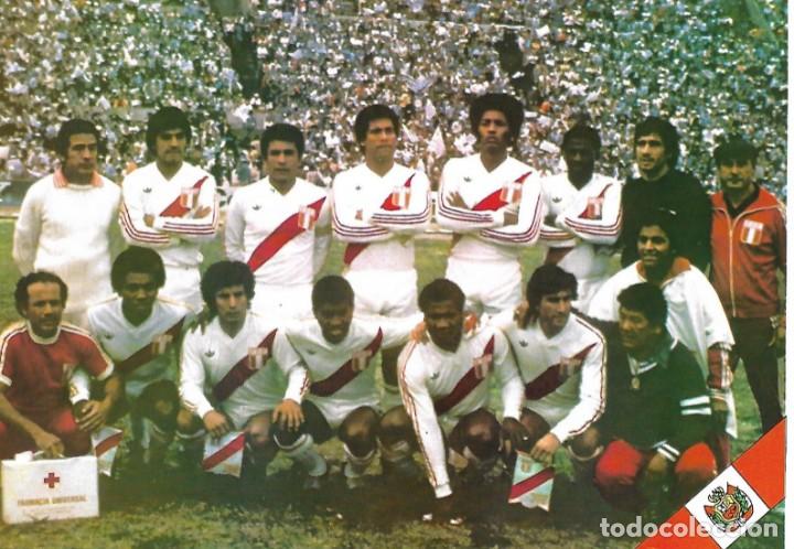 Coleccionismo deportivo: Gran recorte de las selecciones de f&uacute;tbol de PER&Uacute; y CAMER&Uacute;N ( al dorso ). 1982