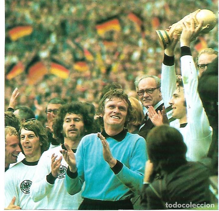 Coleccionismo deportivo: SELECCI&Oacute;N DE F&Uacute;TBOL DE ALEMANIA ( RFA ): Recorte de BECKENBAUER levantando la Copa del Mundo.