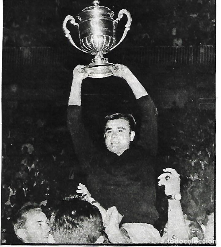 Coleccionismo deportivo: REAL ZARAGOZA: Recorte de YARZA levantando la Copa de 1964