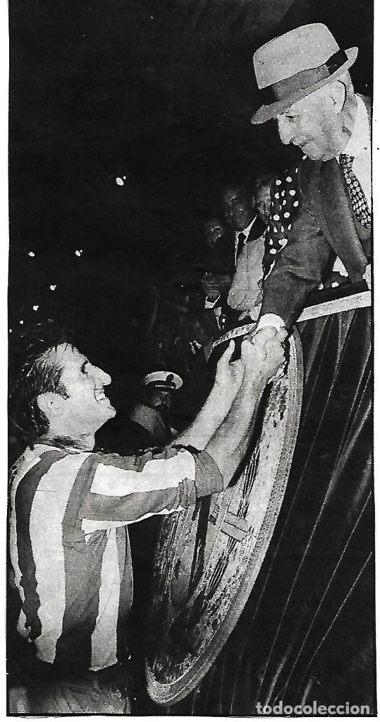 Coleccionismo deportivo: ATL&Eacute;TICO DE MADRID: Recorte de CALLEJA saludando a Franco. 1972