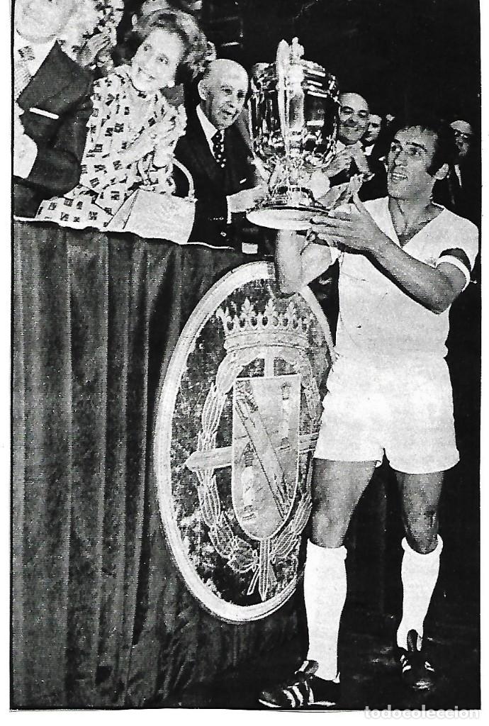 Coleccionismo deportivo: REAL MADRID: AMANCIO con la Copa de 1975, la &uacute;ltima entregada por Franco. 1975