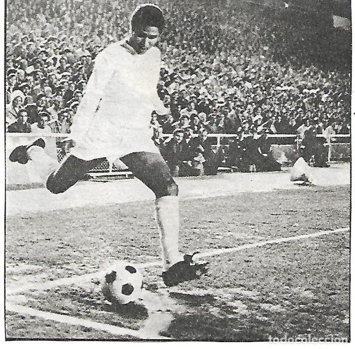 Coleccionismo deportivo: Recorte de EUSEBIO con la camiseta del Real Madrid en el Homenaje a Gento.