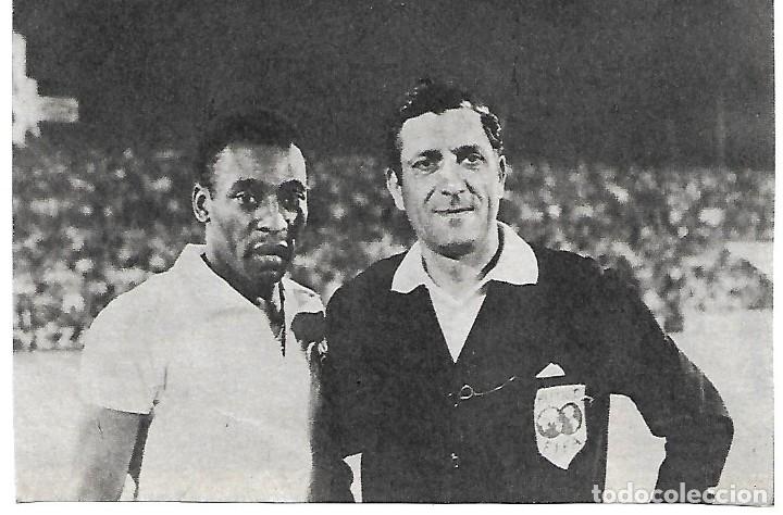 Coleccionismo deportivo: Recorte de PEL&Eacute; con el &aacute;rbitro espa&ntilde;ol ORTIZ DE MEND&Iacute;BIL