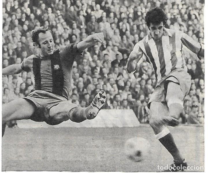 Collezionismo sportivo: BAR&Ccedil;A: Gran recorte de GALLEGO entrando a Jabo Irureta. 1974