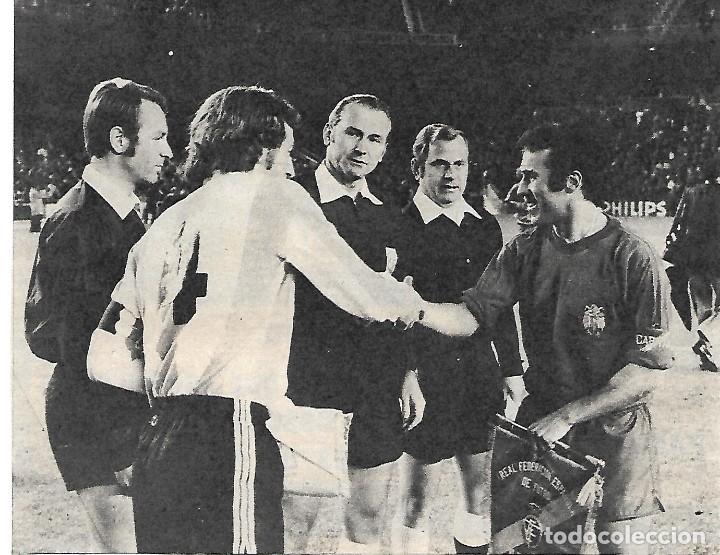 Collezionismo sportivo: SELECCI&Oacute;N ESPA&Ntilde;OLA DE F&Uacute;TBOL: Recorte de AMANCIO saludando al capit&aacute;n de Argentina, WOLFF. 1972