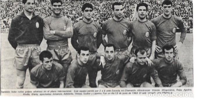 Collezionismo sportivo: SELECCI&Oacute;N ESPA&Ntilde;OLA DE F&Uacute;TBOL: Gran recorte de un equipo de 1963, Espa&ntilde;a 2-Escocia 6