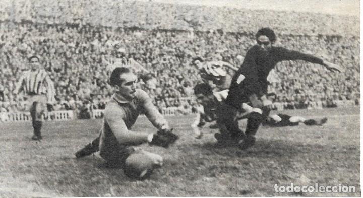 Coleccionismo deportivo: BAR&Ccedil;A: Recorte de Mariano MART&Iacute;N marc&aacute;ndole un gol al espa&ntilde;olista Martorell