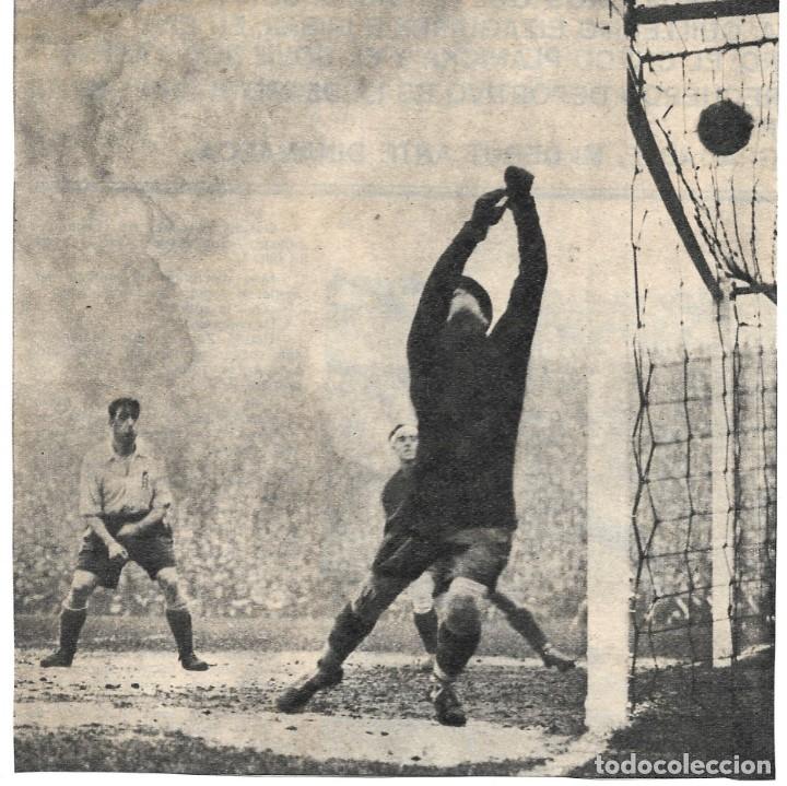 Coleccionismo deportivo: SELECCI&Oacute;N ESPA&Ntilde;OLA DE F&Uacute;TBOL: Gran recorte de ZAMORA encajando un gol, Inglaterra 7-Espa&ntilde;a 1