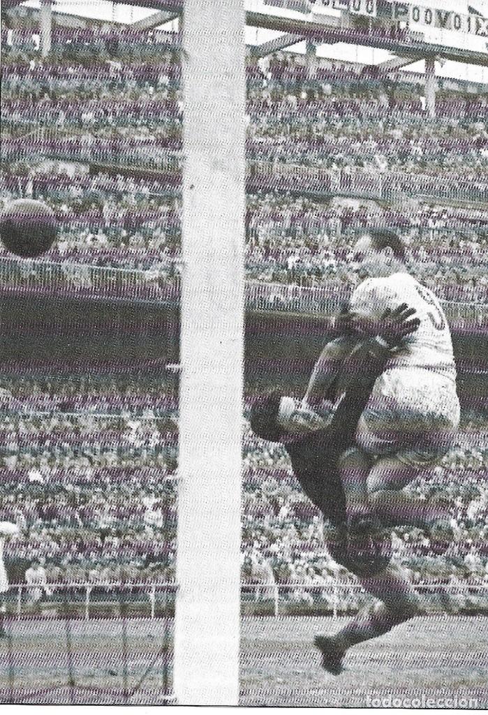 Coleccionismo deportivo: REAL MADRID: Recorte de DI STEFANO en acci&oacute;n