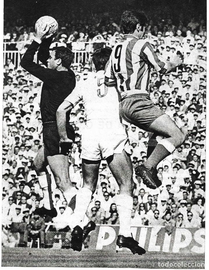 Coleccionismo deportivo: REAL MADRID: Recorte de BETANCORT blocando un bal&oacute;n.