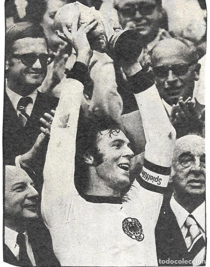 Coleccionismo deportivo: Recorte de BECKENBAUER levantando la Copa del Mundo de 1974