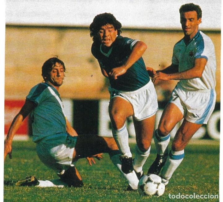 Coleccionismo deportivo: SELECCI&Oacute;N DE F&Uacute;TBOL DE ARGENTINA: Recorte de MARADONA en acci&oacute;n