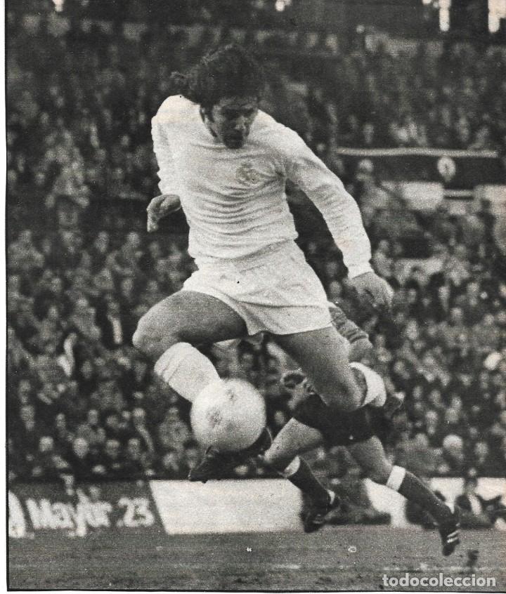 Sports collectibles: REAL MADRID: Gran recorte de SANTILLANA en acci&oacute;n.