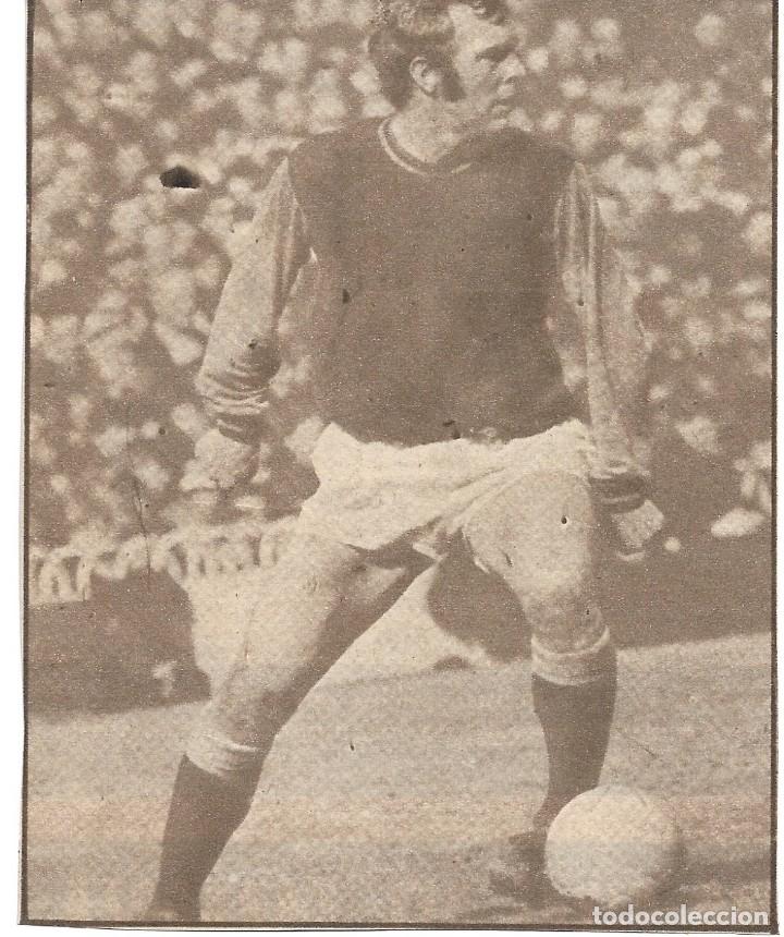Sports collectibles: WEST HAM: Recorte de Bobby MOORE en acci&oacute;n