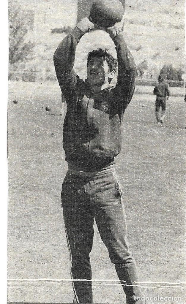 Collezionismo sportivo: REAL MADRID: Recorte de SANTILLANA entrenando con un bal&oacute;n. 1976