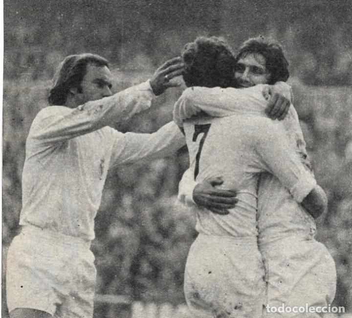 Collezionismo sportivo: REAL MADRID: Recorte de SANTILLANA abrazado tras marcar un gol.
