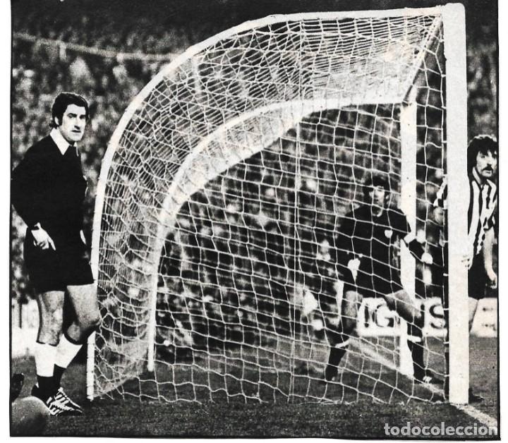 Collezionismo sportivo: Recorte de GURUCETA vigilando un corner. 1976