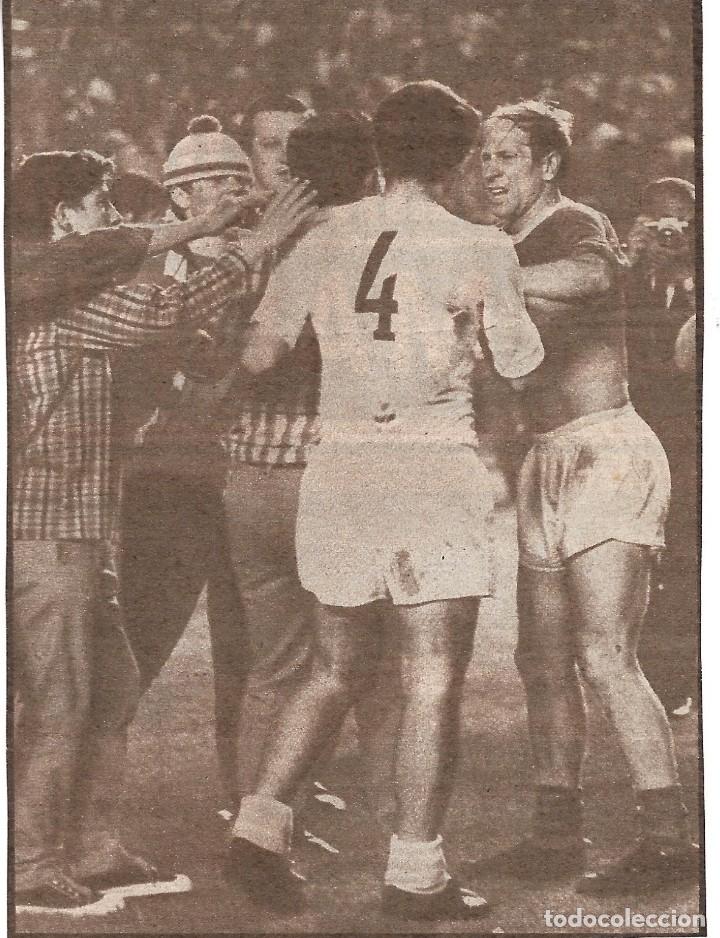 Collezionismo sportivo: MANCHESTER UNITED ( ManU ): Recorte de BOBBY CHARLTON con Pirri. 1968