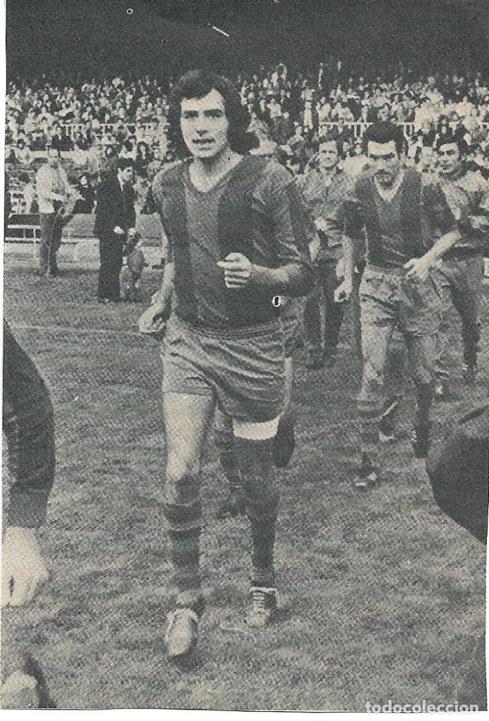 Collectionnisme sportif: Recorte de JOAN MANUEL SERRAT con la camiseta del BAR&Ccedil;A en un partido ben&eacute;fico. 1973