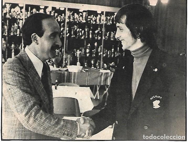 Collezionismo sportivo: Recorte de CRUYFF saludando a un periodista. 1973