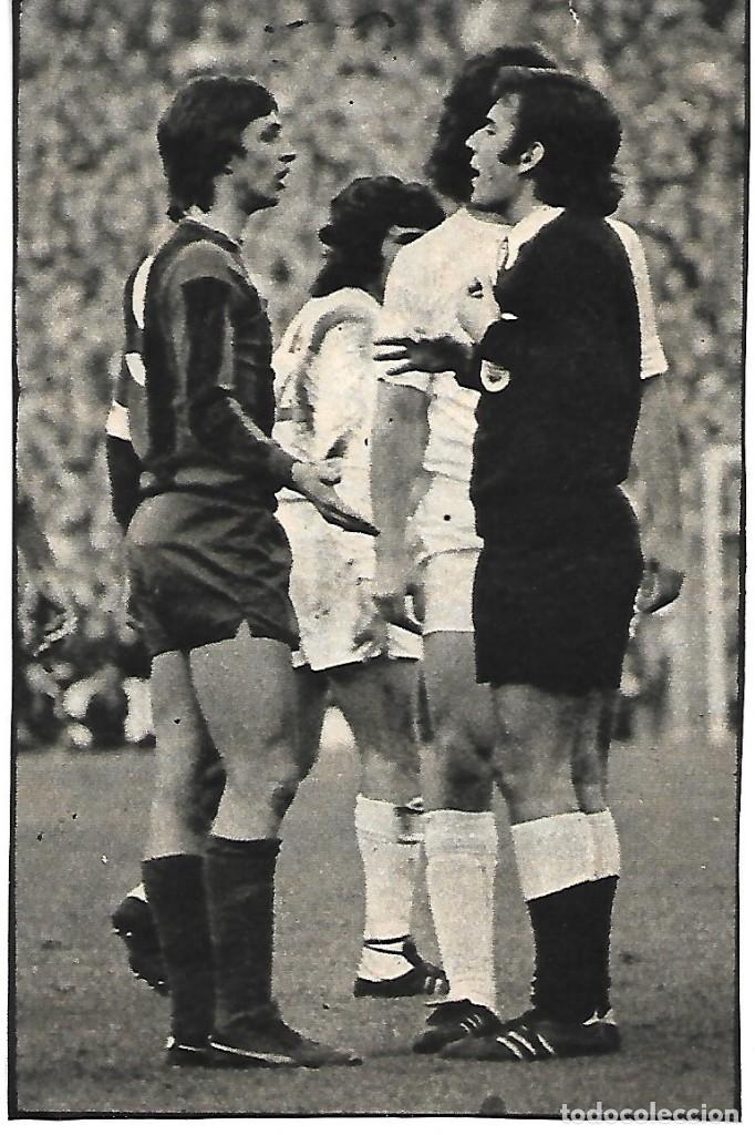 Coleccionismo deportivo: Recorte de CRUYFF protestando al &aacute;rbitro. 1975 - Foto 1