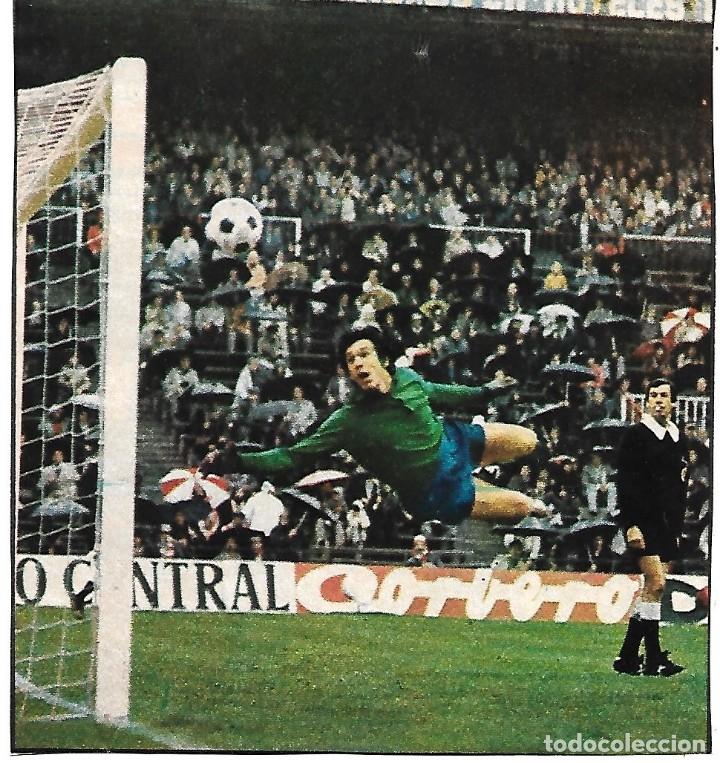 Collectionnisme sportif: REAL SOCIEDAD: Recorte de ARKONADA contemplando el bal&oacute;n. 1976