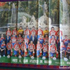 Coleccionismo deportivo: CARTEL PÓSTER PUMA VISTE AL ATLETICO DE MADRID TEMPORADA DEL DOBLETE 1995 1996 CON FIRMAS. 61X43 CMS