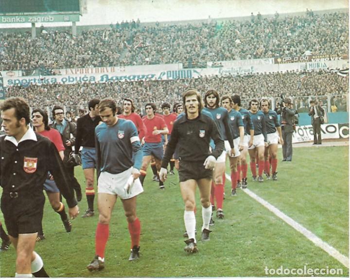 Collectionnisme sportif: Recorte de la salida al campo de Zagreb de los equipos de YUGOSLAVIA y ESPA&Ntilde;A. 1973