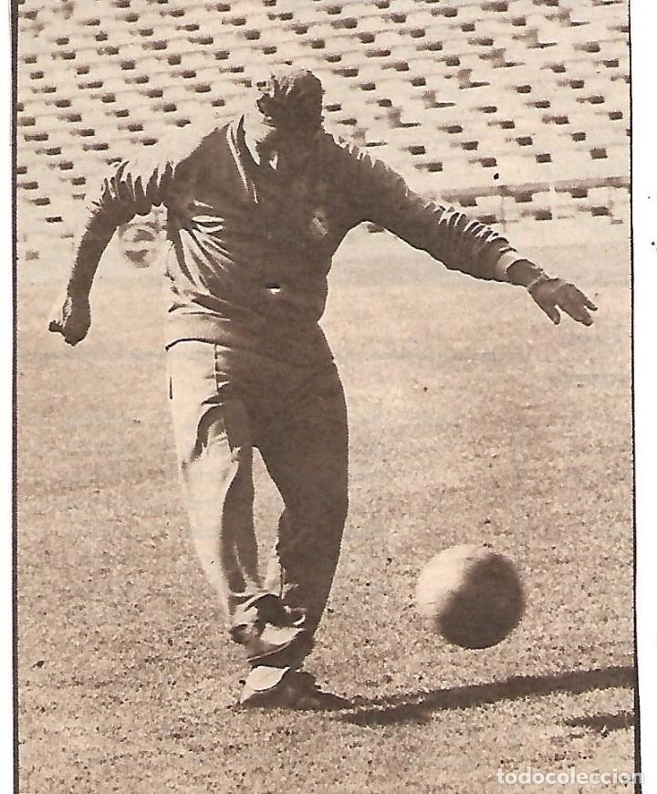Collectionnisme sportif: REAL MADRID: Recorte del t&eacute;cnico MIGUEL MU&Ntilde;OZ peloteando. 1969