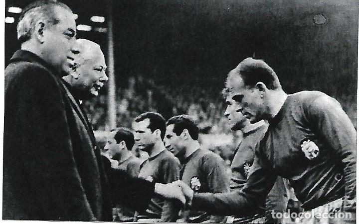 Collectionnisme sportif: SELECCI&Oacute;N ESPA&Ntilde;OLA DE F&Uacute;TBOL: Recorte de DI STEFANO saludando a una autoridad.