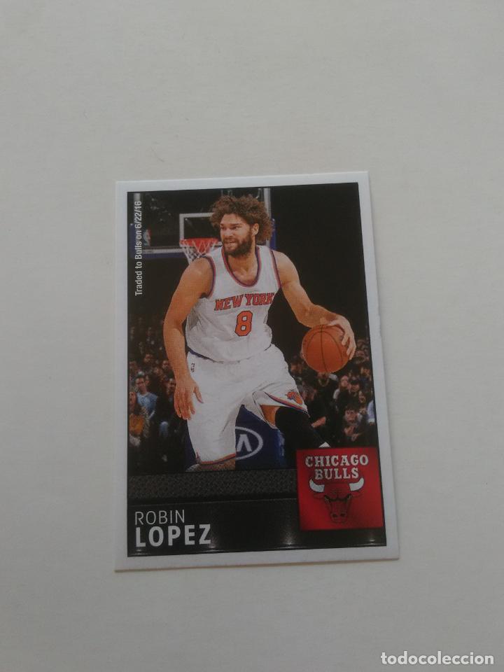 Coleccionismo deportivo: 77 ROBIN LOPEZ CHICAGO BULLS CROMO STICKER PANINI NBA BALONCESTO BASKET 2016-2017 16-17