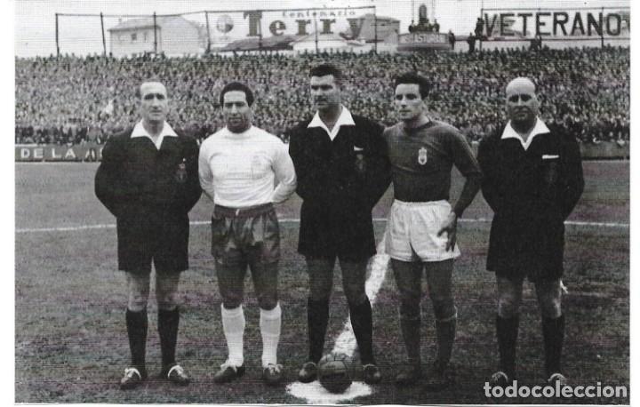 Coleccionismo deportivo: REAL MADRID: Recorte de GENTO con el oviedista Toni.