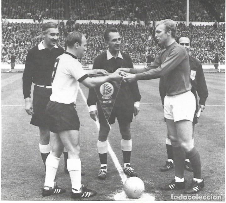 Collectionnisme sportif: Gran recorte de UWE SEELER y BOBBY MOORE, Final del Mundial de 1966