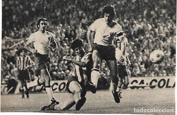 Collezionismo sportivo: REAL ZARAGOZA: Recorte de VIOLETA en pugna con G&aacute;rate. 1976