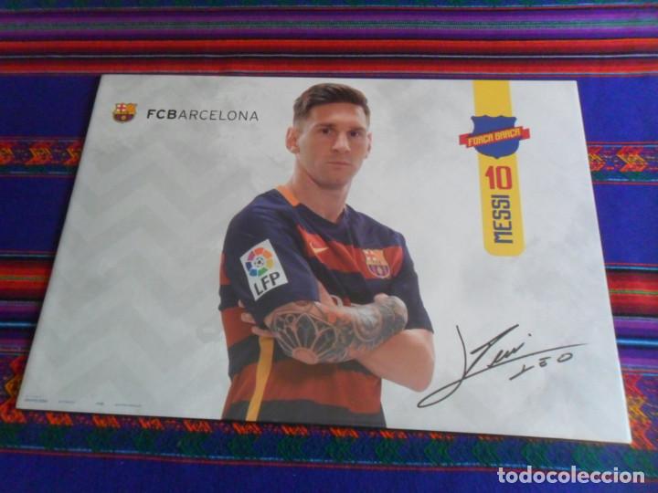 Coleccionismo deportivo: CARTEL EN PL&Aacute;STICO MESSI 2015 2016 CON AUT&Oacute;GRAFO. FC BARCELONA. GRUPO ERIK. 49X35 CMS. NUEVO.