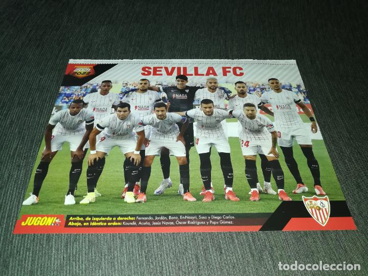 Coleccionismo deportivo: DOBLE POSTER ALINEACION EQUIPO SEVILLA LUCAS PEREZ ELCHE JUGON 2021 2022 21 22 TAMA&Ntilde;O FOLIO