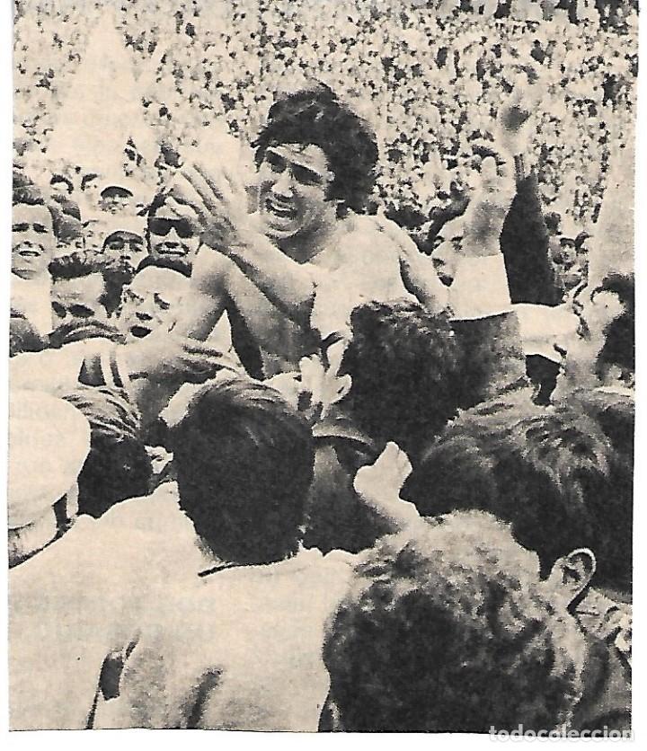 Coleccionismo deportivo: REAL MADRID: Recorte de SANTILLANA saliendo a hombros. 1972