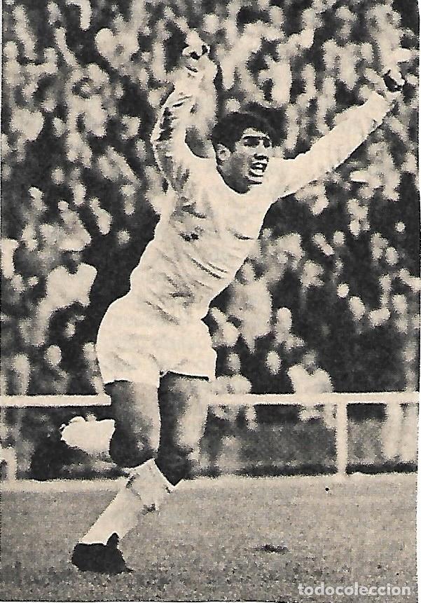 Coleccionismo deportivo: REAL MADRID: Recorte de SANTILLANA tras marcar un gol. 1974