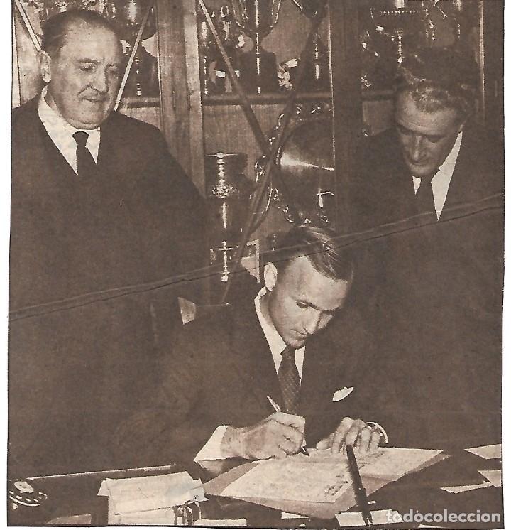 Coleccionismo deportivo: REAL MADRID: Recorte de la firma de SANTAMAR&Iacute;A por el club blanco