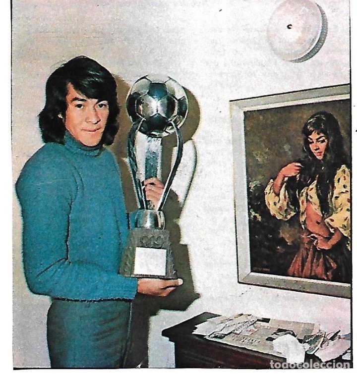 Coleccionismo deportivo: REAL ZARAGOZA: Recorte del LOBO DIARTE con un trofeo. 1976