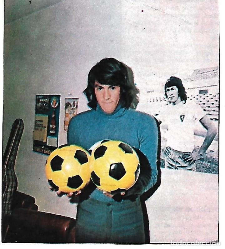 Coleccionismo deportivo: REAL ZARAGOZA: Recorte del LOBO DIARTE con dos balones. 1976
