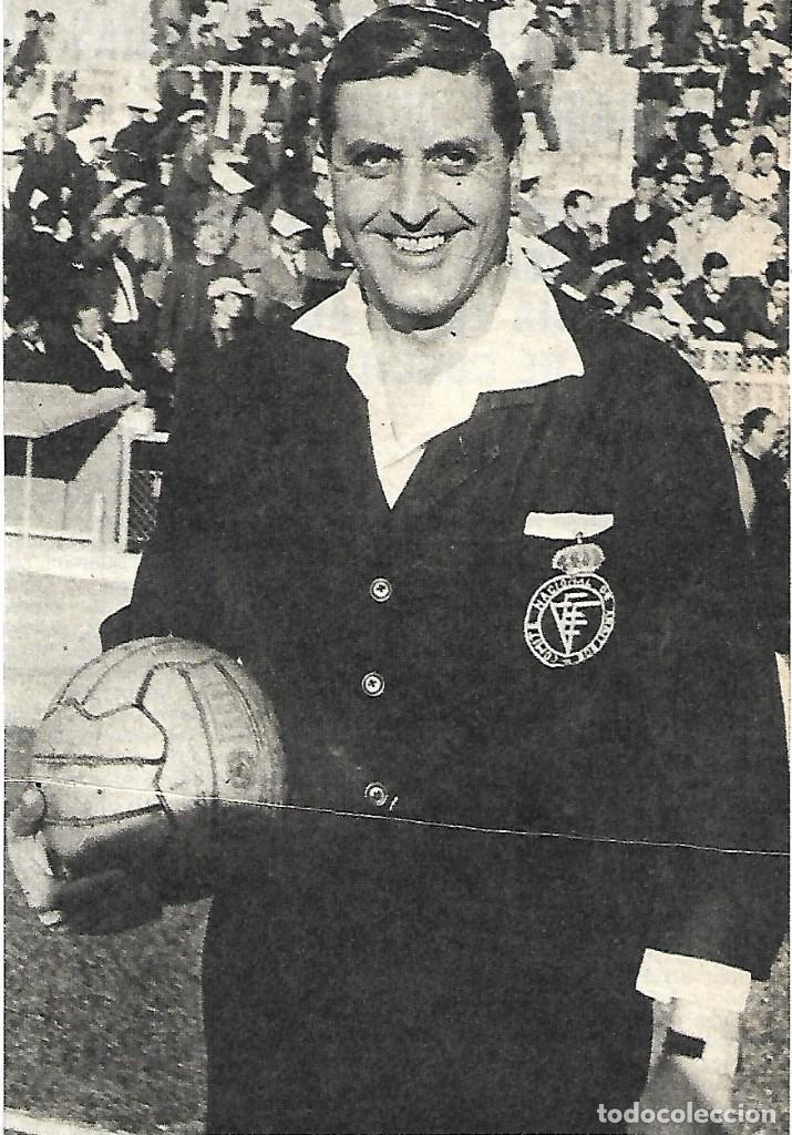 Coleccionismo deportivo: Gran recorte del &aacute;rbitro MART&Iacute;NEZ BANEGAS. 1976
