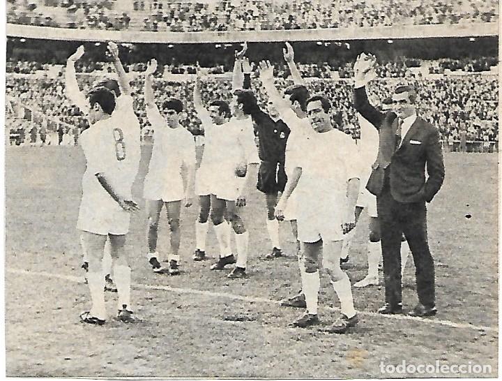 Collectionnisme sportif: REAL MADRID: Recorte de los jugadores saludando a su p&uacute;blico en 1969