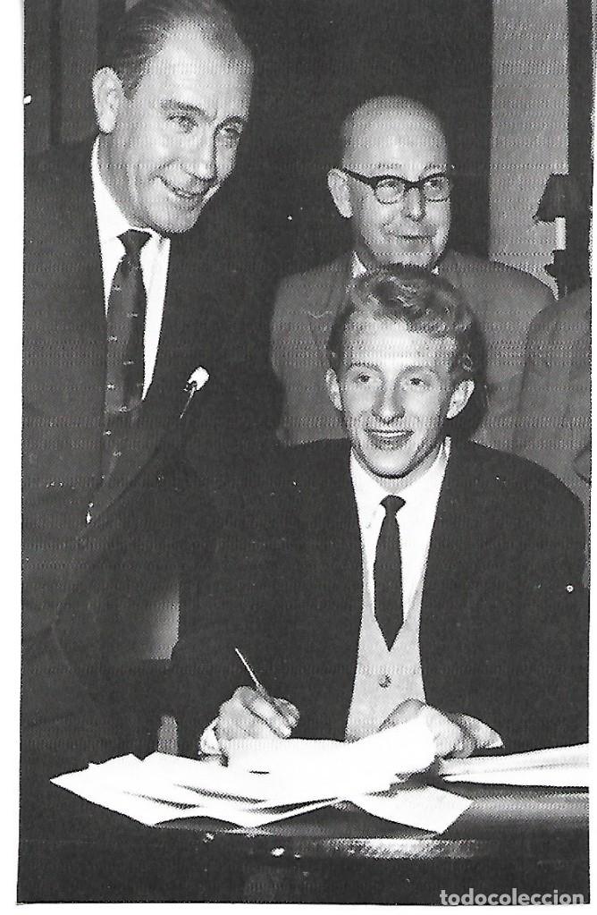 Collectionnisme sportif: Recorte de DENIS LAW firmando un contrato