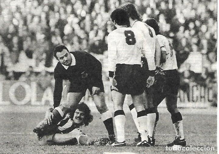 Coleccionismo deportivo: Gran recorte del &aacute;rbitro CARREIRA ABAD. 1976