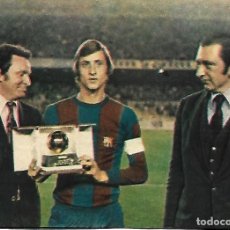 Coleccionismo deportivo: BARÇA: RECORTE DE CRUYFF RECIBIENDO EL BALÓN DE ORO. 1975. Lote 309969548