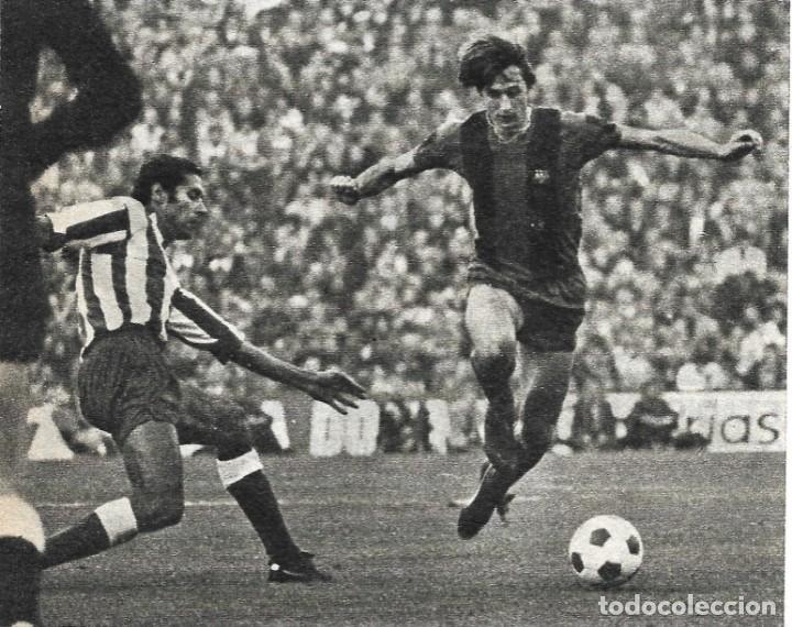 Coleccionismo deportivo: Recorte de JOHAN CRUYFF sorteando a Eusebio. 1974 - Foto 1