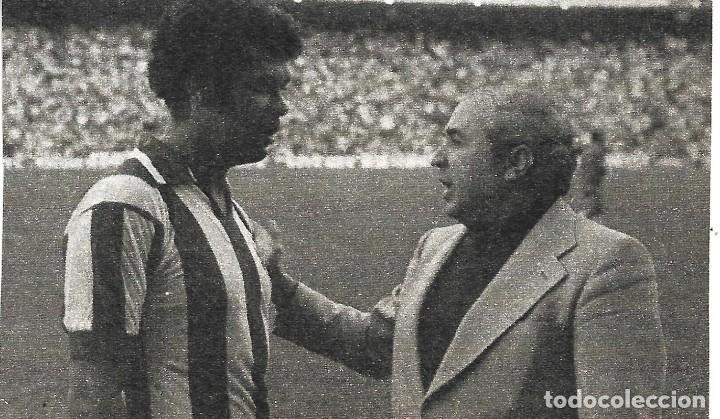 Collezionismo sportivo: ATL&Eacute;TICO DE MADRID: Recorte de MENDON&Ccedil;A, ya veterano, junto al periodista Juli&aacute;n de Reoyo. 1975
