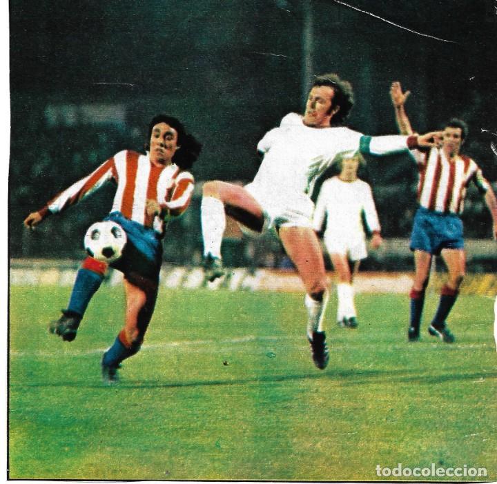 Collezionismo sportivo: BAYERN MUNICH ( M&Uuml;NCHEN ): Recorte de BECKENBAUER en pugna con el colchonero Heredia. 1974