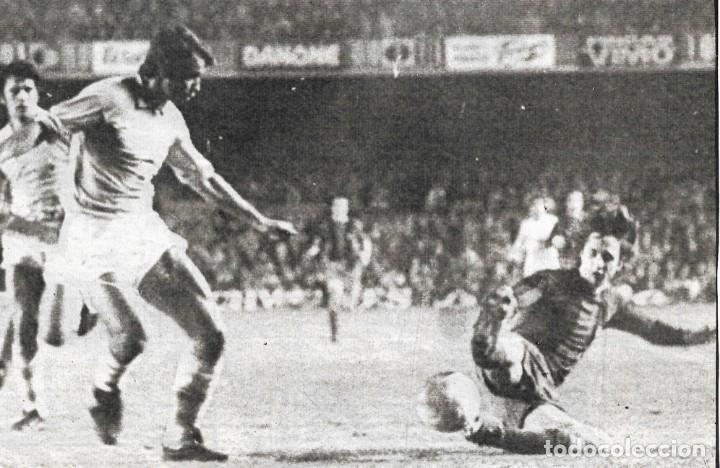 Sammelleidenschaft Sport: Recorte de CRUYFF disparando desde el suelo. 1974
